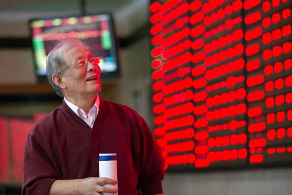 Positivos datos económicos de China impulsan precio del cobre, pero no inspiran a bolsas
