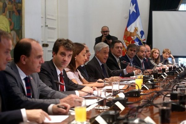 Piñera sube exigencia y pide a ministros "corregir errores y enmendar el rumbo"