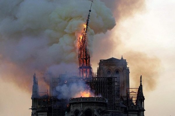 Piñera ofrece a Macron cobre y madera para reconstruir Notre Dame