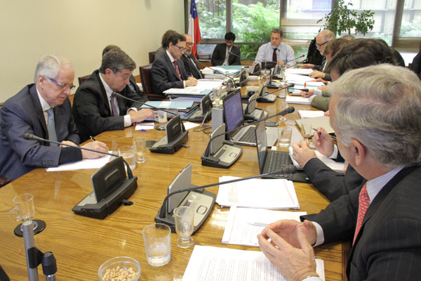 Senadores piden rol más activo del nuevo consejo fiscal en costo de proyectos de ley