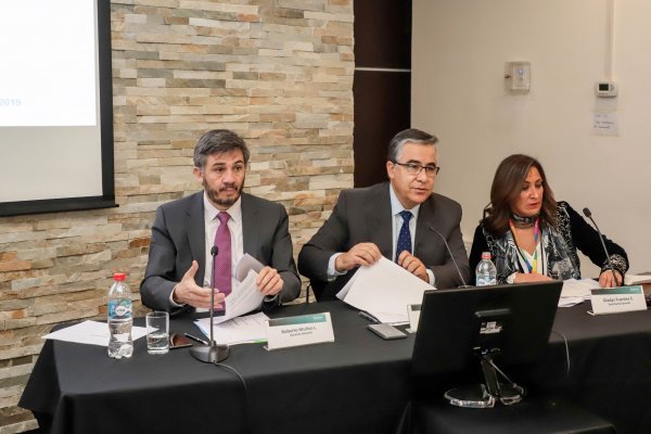 Histórico Claudio Muñoz deja presidencia de Telefónica Chile y mujeres ahora predominan en la mesa