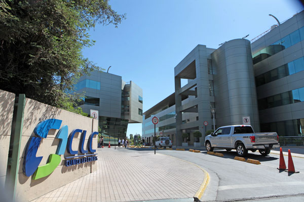 Crece tensión ante junta de Clínica Las Condes: sociedad ligada a Karlezi pide presencia de la CMF