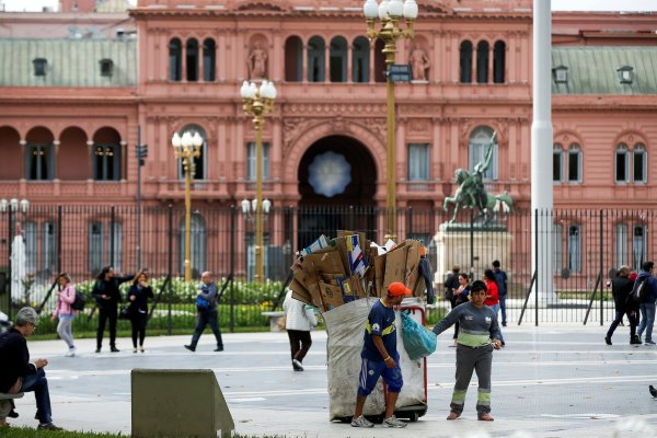 Argentina vive un "miércoles negro" con el dólar y prima de riesgo disparados