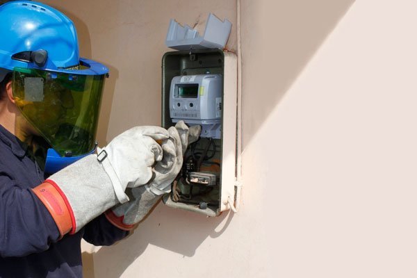 Gobierno intentaría que distribuidoras eléctricas devuelvan pagos por medidores inteligentes
