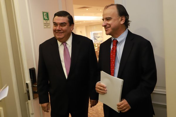 SQM: Salas le da la bienvenida a Tianqi y Golborne se impone a candidata de las AFP