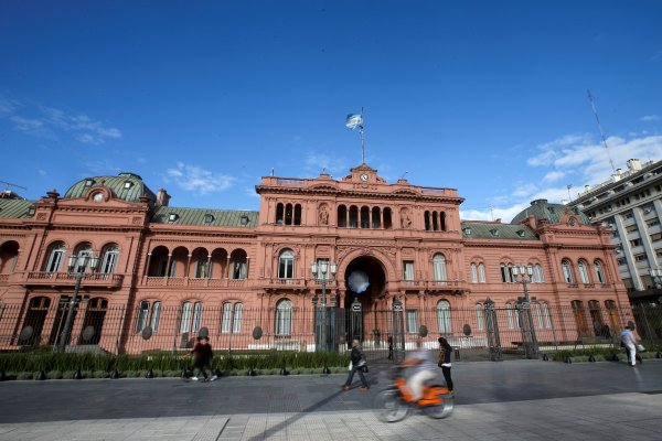 Se dispara riesgo país de Argentina, dólar supera los 45 pesos y cae la bolsa