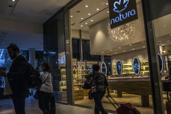 Natura en avanzadas negociaciones para comprar activos de Avon fuera de Norteamérica