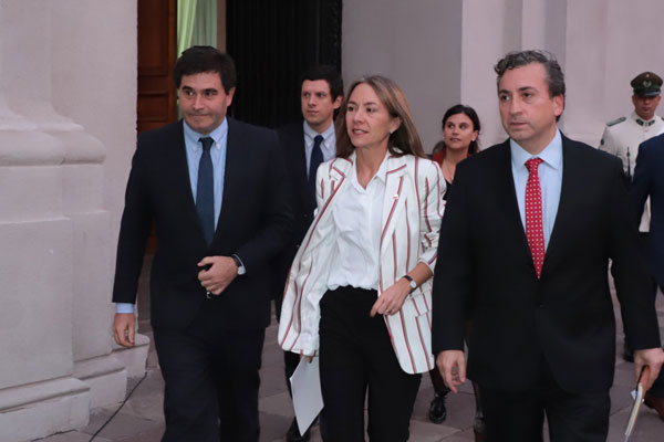 Gobierno da giro en medidores y distribuidoras devolverán cobros