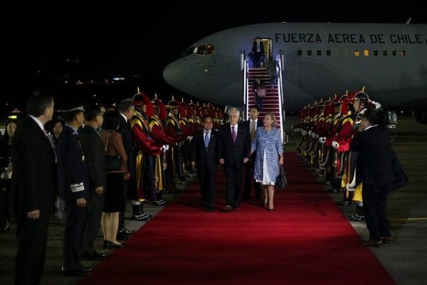 Timoneles oficialistas legitiman crítica a Piñera por presencia de sus hijos en visita de Estado a China
