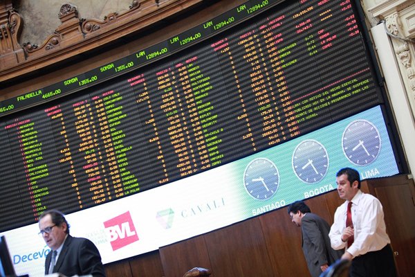 <p>Bolsa chilena anota su tercer mes consecutivo de pérdidas presionada por SQM, Latam y Santander</p>