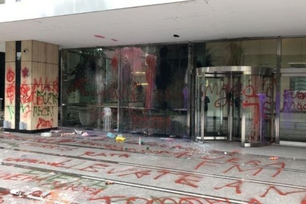 Atacan oficinas de JPMorgan en Argentina en medio de jornada de paro