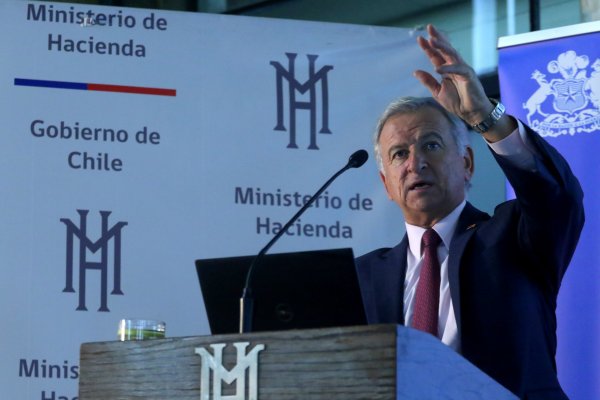 Larraín recalca que se crearon casi 100 mil empleos a marzo pero que "siempre tuvimos claro" que el primer trimestre sería el más lento del año