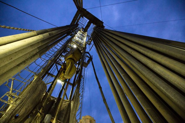 EEUU pulveriza su récord de producción y el petróleo se desinfla