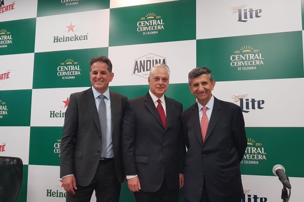 Mauricio Medina, presidente Central Cervecera de Colombia; Miguel Escobar, presidente de Postobon, y Patricio Jottar, gerente general de CCU.