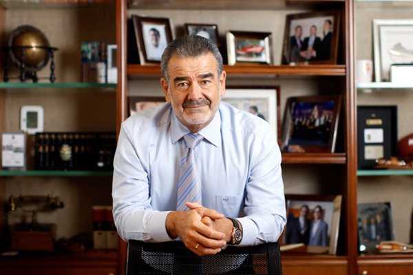 Luksic describe su apuesta por Colombia: "Hay algo aquí, no sé si sea Carlos Vives, pero hay algo"