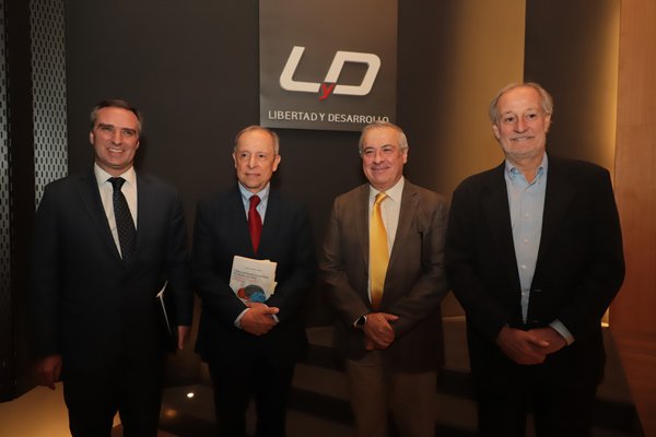 Rafael Caviedes, el expresidente de las isapres reaparece con libro y ratifica sus juicios sobre la salud
