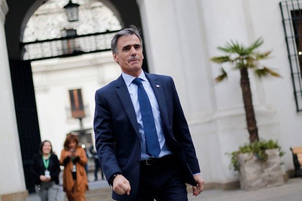 Valente explica el viaje a la OCDE con su hijo: "No hay desembolso del Estado y se inscribió como alumno"