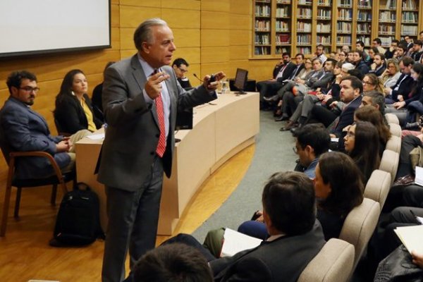 Expertos critican falencias de la reforma a isapres y piden profundizar cambios en Fonasa