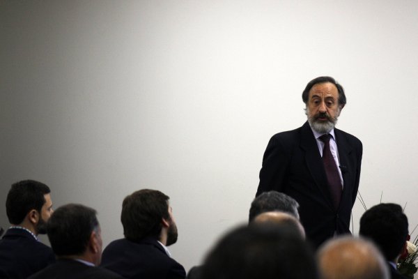 El experto en defensa y cuentas públicas que lidera al INE en su momento más difícil