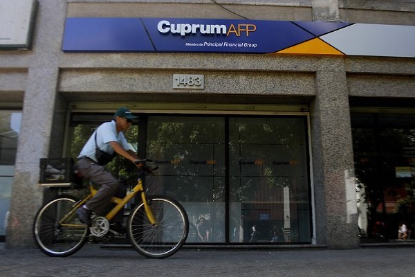 AFP califican de "insólito" anuncio de gobierno que las excluye de administrar el 4% de cotización adicional