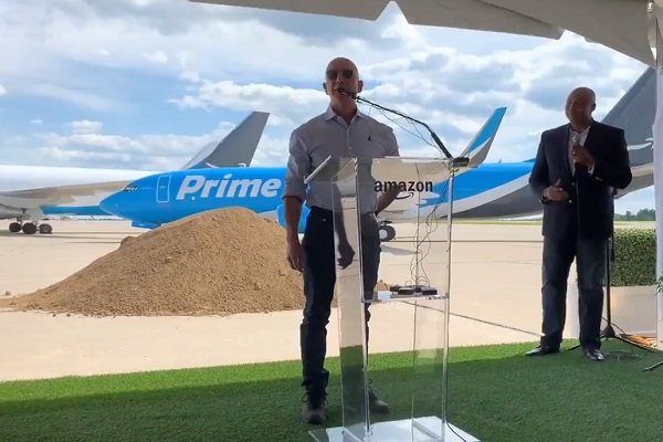 Amazon construye un aeropuerto más grande que el de Santiago