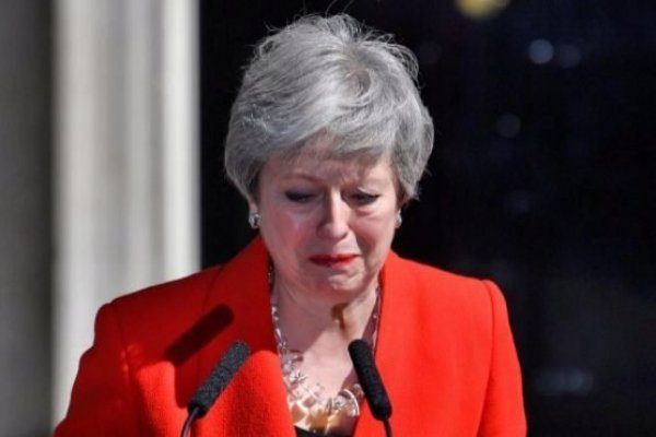 La primera ministra de Reino Unido se emocionó al final de su discurso.