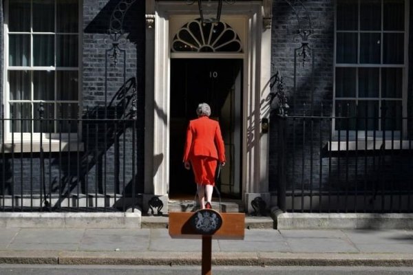 ¿Qué pasa con el Brexit tras la salida de May? A los analistas les cuesta elegir el desenlace
