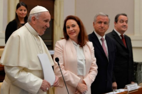 El ministro Felipe Larraín en encuentro liderado por el Papa Francisco.
