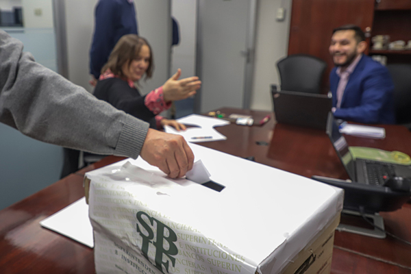 Un 87% de los funcionarios adscritos a la Asociación gremial de la SBIF votaron ayer.