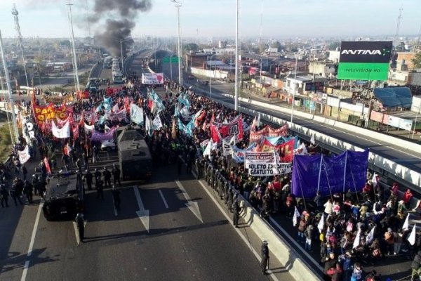Argentina se paraliza con masiva huelga contra Macri y le cuesta US$ 910 millones al país
