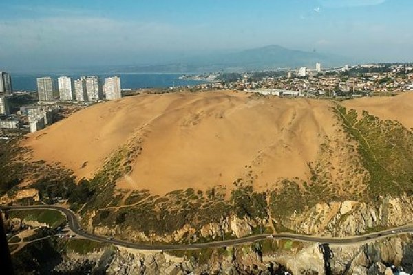 El desarrollo inmobiliario ha ido rodeando poco a poco las dunas que hay en la comuna.