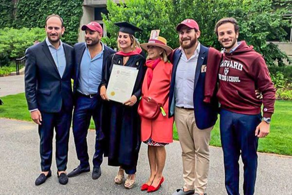 La familia tras la ceremonia.