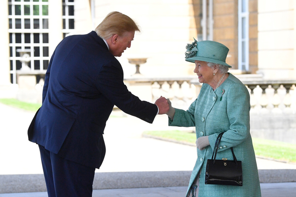 Llegada de Trump al Reino Unido genera desorden político