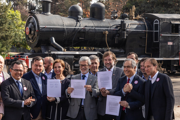 Titulares de Obras Públicas y Transportes, junto al presidente de EFE y políticos de la coalición participaron de la firma del mandato ayer.