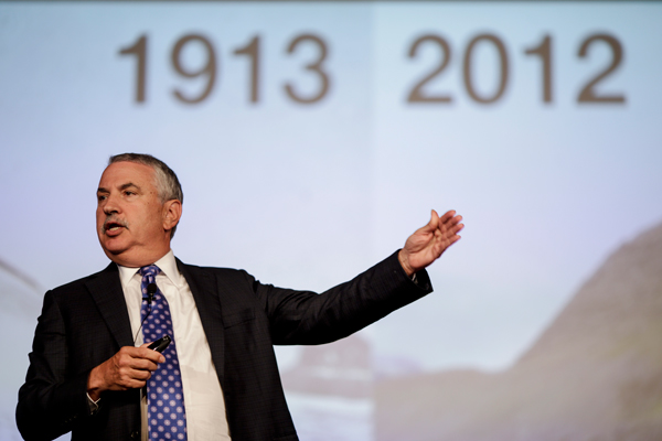 Thomas Friedman vino a Chile invitado por el Centro de Innovación UC, Fundaciones Rassmuss y Grupo CAP para presentar su nuevo libro “Gracias por llegar tarde”.