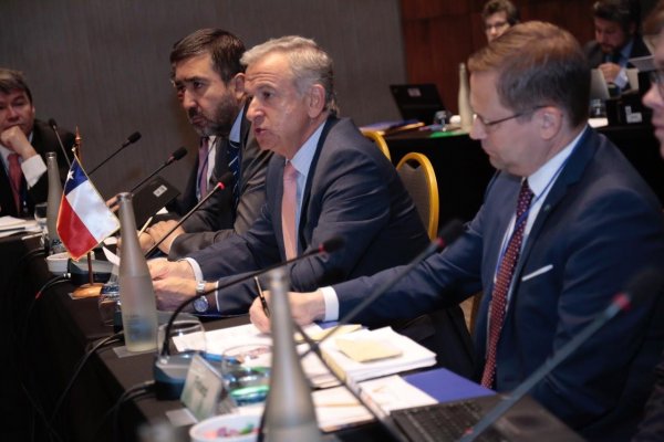 Larraín reconoce que nuevo escenario macro hace "más difícil cumplir" el compromiso de déficit fiscal este año