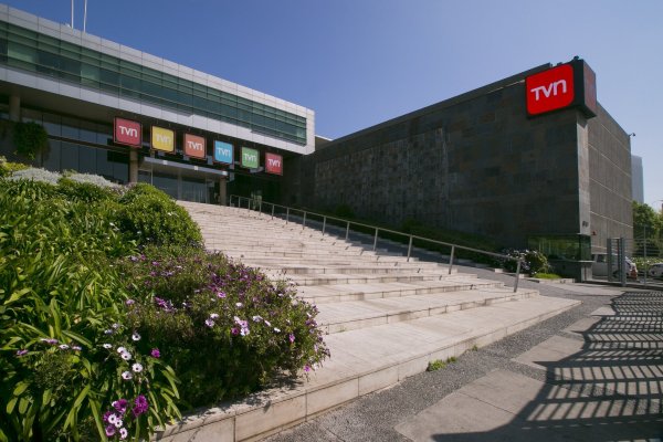 Cerda tilda de "caja negra" a TVN y pide abrir debate respecto de si necesita un subsidio