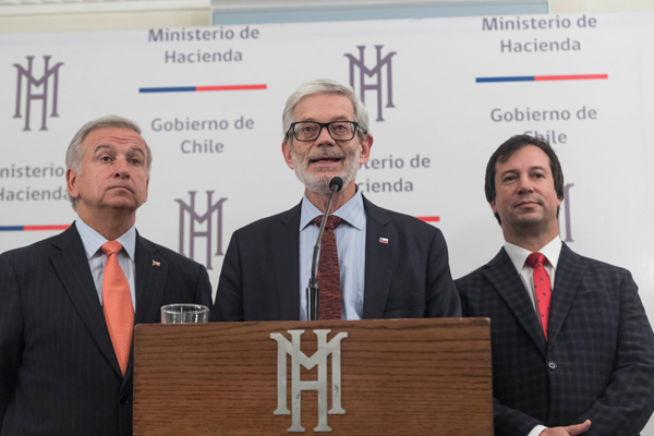 Gobierno anuncia US$ 1.400 millones en concesiones para acelerar economía, pero mercado ve con cautela su efecto