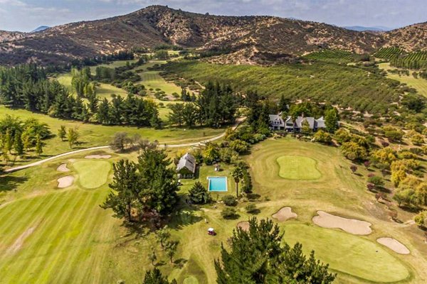 Venden en Rapel una las casas más exclusivas de Chile (con cancha de golf incluida) y este es su precio