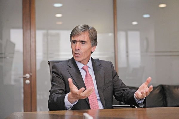 Valente le responde a Swett: "Lo que necesitamos son empresarios optimistas. Que sepan navegar bien en aguas calmas y turbulentas"