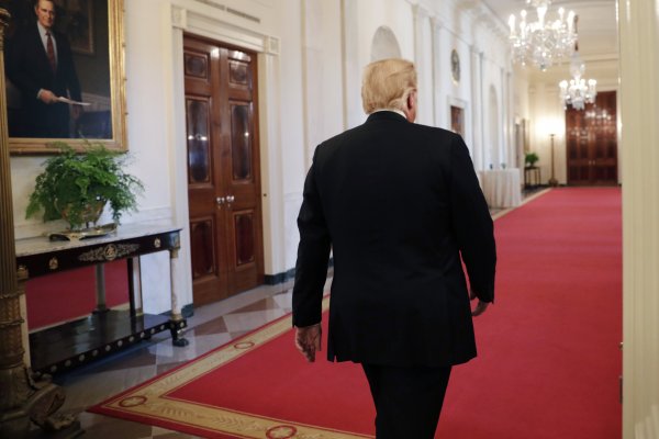 Trump arremete nuevamente contra la Fed y lo insta a bajar la tasa