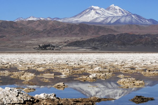 El duro diagnóstico de Bloomberg: Salvar el planeta con autos eléctricos significa estrangular el Desierto de Atacama