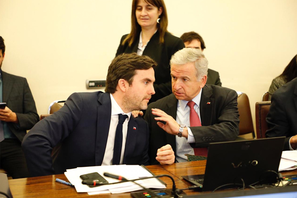 El ministro Felipe Larraín, el subsecretario Francisco Moreno y el coordinador de Política Tributaria, Manuel Alcalde, ayer en la comisión de la Cámara.