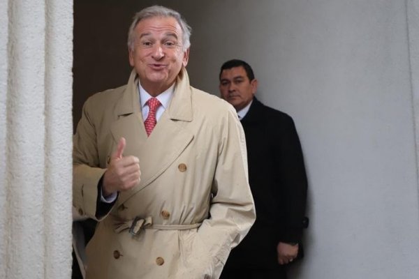 Ministro Larraín y cambio de gabinete: "Sigo trabajando mientras tenga la confianza del Presidente"