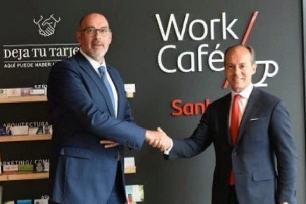 Foto Expansión: Emilio Gayo, presidente de Telefónica España, y Rami Aboukhair, consejero delegado de Santander España.
