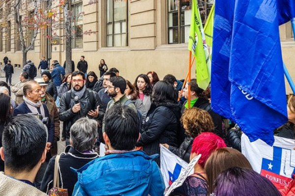 Diputados y dirigentes de la salud entregaron carta en La Moneda.