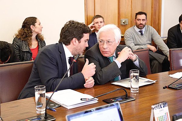 El subsecretario de Hacienda, Francisco Moreno y el presidente de la CMF, Joaquín Cortez.