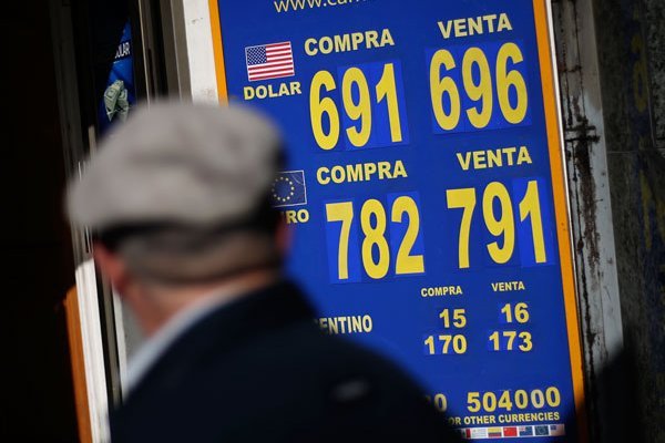 Dólar revierte tendencia alcista en junio y suma caída de $ 12 en el primer semestre
