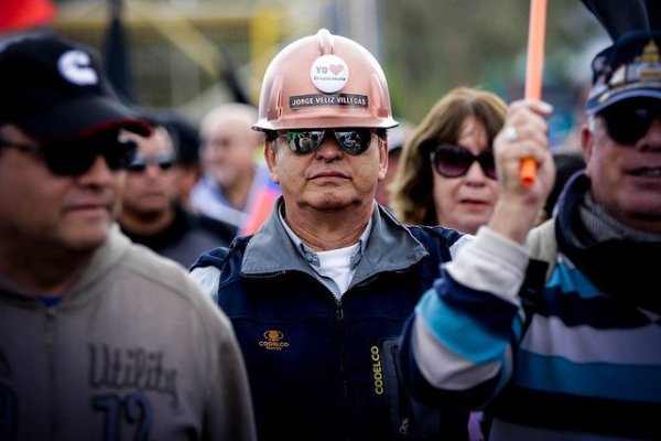 Codelco accede a reponer oferta mejorada bajo condiciones y sindicatos votarán hoy