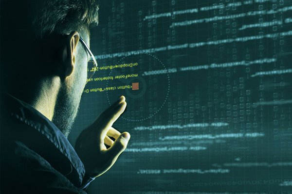 Comercio se reúne con Farren para abordar avances en ciberseguridad